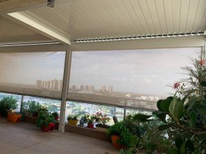 פרגולה עם סוכך אנכי