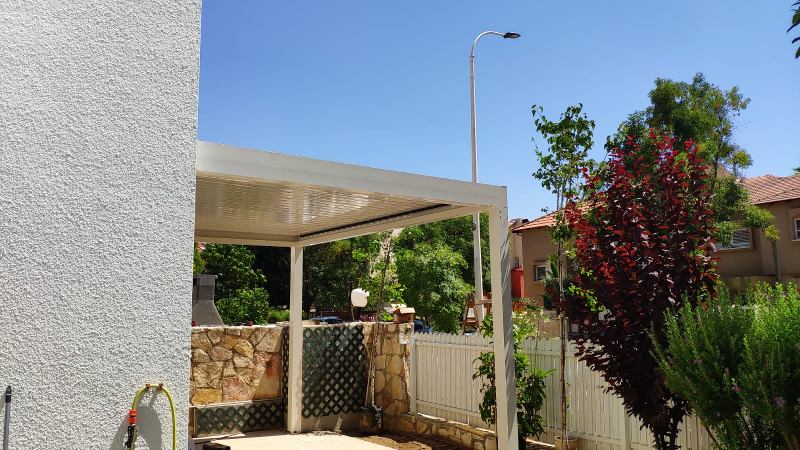 פרגולת אלומיניום לחצר
